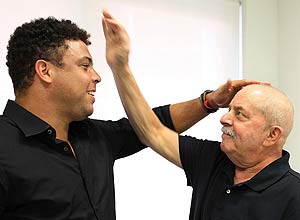 O ex-presidente Lula recebeu a visita do ex-jogador Ronaldo em hospital em São Paulo, onde faz sessão de fonoaudiologia