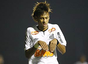 Neymar comemora o primeiro gol, imitando coelhinho