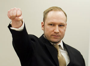 Anders Behring Breivik ergue o punho em sua chegada  sala da corte na segunda (16), em Oslo, na Noruega