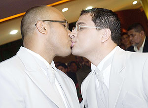 Fundador de uma igreja LGBT, Marcos Gladstone (à dir.) beija seu parceiro, Fábio Inácio