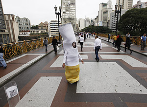 Homem vestido de bituca de cigarro faz campanha do dia sem tabaco, no viaduto Santa Efignia, no centro de So Paulo