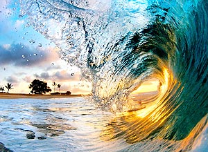Fotógrafos retratam ondas no Havaí, que, em combinação com o céu, ganham cores vibrantes; veja galeria com outras fotos