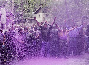 Polícia usa água colorida para dispersar funcionários do governo da Caxemira durante protesto em Srinagar