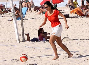 A apresentadora do 'Jornal Nacional', Patrícia Poeta, joga bola com a família na praia do Leblon, no Rio; veja mais fotos