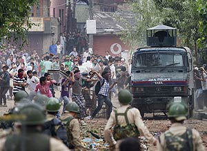 Muçulmanos atacam veículo da polícia indiana durante protesto contra o governo em Srinagar