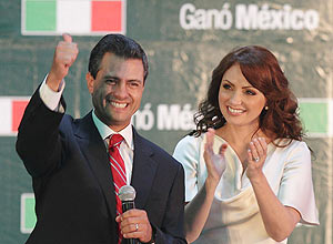 Candidato do PRI à Presidência do México, Enrique Peña Nieto comemora ao lado da mulher a indicação de vencedor de eleições