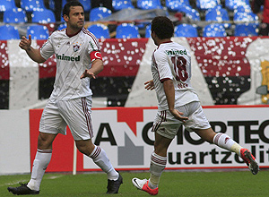 Fred (esq.) comemora gol da vitória do Flu