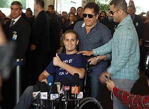 Depois de passar 80 dias internado, o cantor Pedro Leonardo recebeu alta e deixou hoje o hospital Sírio-Libanês, em SP