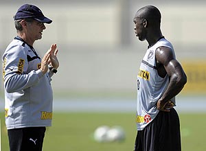 Oswaldo de Oliveira conversa com Seedorf durante treino do Botafogo
