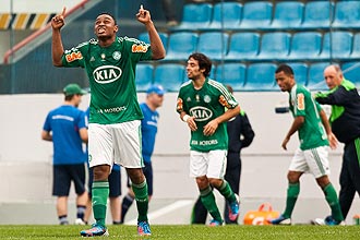 Obina comemora seu gol para o Palmeiras, o 1º do jogo