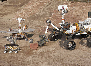 Verses de teste de trs geraes de sondas enviadas  Marte pela Nasa, da esquerda para direita, Sojourner, Spirit/Opportunity, e Curiosity