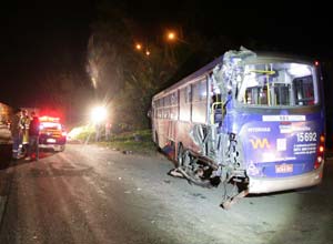 Acidente entre ônibus e carreta deixou seis feridos na rodovia Régis Bittencourt em São Lourenço da Serra, na Grande SP