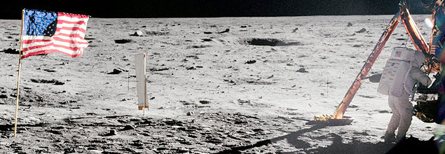 O astronauta Neil Armstrong inspeciona a nave Apolo 11 sobre a superfície lunar