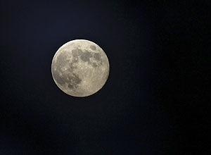Lua cheia no céu da Jordânia em 31 de julho de 2012