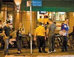 Movimento em bar na rua Euclides Pacheco, no Tatuap (Gabo Morales/Folhapress)