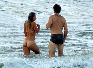 Mulher toma banho de mar nua no Rio