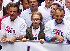 Cabral (à dir.) com o prefeito do Rio, Eduardo Paes, e a atriz Fernanda Montenegro durante manifestação "Veta, Dilma"
