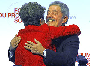 Lula abraça a presidente Dilma durante evento ontem em Paris
