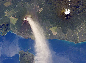 Fotografia do vulcão Ulawun, em erupção em Papua Nova Guiné