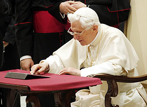 O papa Bento 16 usa um iPad para tuitar