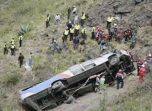 Equipes de resgate trabalham no local onde ônibus caiu de ribanceira no Equador, deixando 13 mortos e 37 feridos
