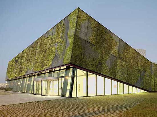 Perspectiva da fachada de um edifício construído com concreto biológico 