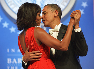 Após cerimônia de posse, Barack Obama e a primeira-dama, Michelle, dançam durante baile de gala; veja galeria de imagens