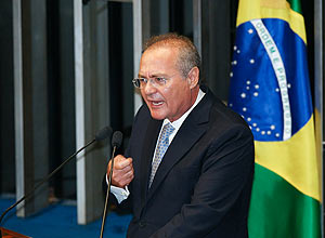 Renan Calheiros (PMDB-AL) discursa no dia que foi eleito presidente do Senado; ele tenta tornar Casa transparente