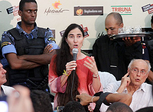 Depois de muito protesto e adiamento do filme "Conexo Buca>Honduras", de Dado Galvo, a blogueira cubana Yoani Snchez, 37, fala para pblico presente no Parque do Saber, em Feira de Santana, na Bahia