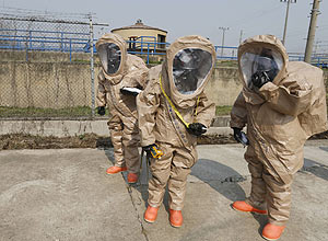 Soldados norte-americanos que reforçaram tropas na Coreia do Sul vestem trajes que seriam capazes de suportar guerra química