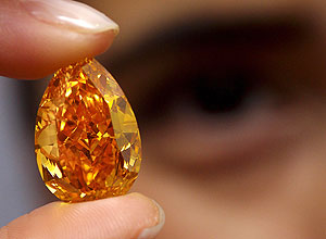 A casa de leilões Christie's vai leiloar no dia 12 o maior diamante de cor laranja vívido do mundo, estimado em até US$ 20 mi