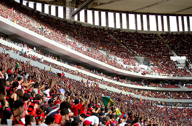 Torcedores, a maioria do Flamengo, veem o jogo entre o time do Rio e o Santos, no Estdio Nacional, em Braslia