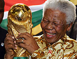 Mandela segura a Taça Fifa em evento em Zurique (Franck Fife - 15.mai.2004/AFP)