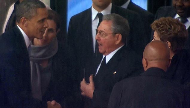 Barack Obama e Ral Castro se cumprimentam em cerimnia de morte de Nelson Mandela
