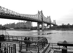 Ponte Queensboro, em Nova York, vista a partir da margem de Manhattan