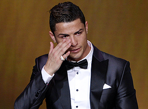 Português Cristiano Ronaldo desbanca argentino Lionel Messi, ganha prêmio <BR>Bola de Ouro pela segunda vez e chora