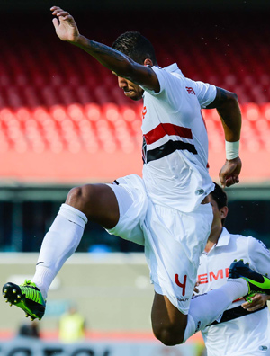 Antônio Carlos comemora um de seus dois gols na vitória do São Paulo sobre o Oeste, pelo Campeonato Paulista, no Morumbi