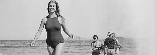 A atriz Leila Diniz filmando em 1968, na praia de So Conrado