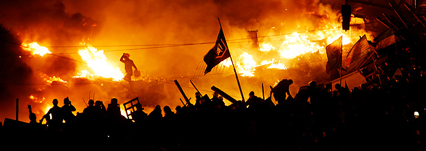 Manifestantes antigoverno incendeiam barricadas na Praça da Independência, em Kiev