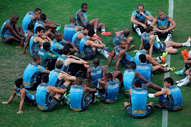 Jogadores do Botafogo sentam no gramado durante treino em protesto contra falta de pagamento