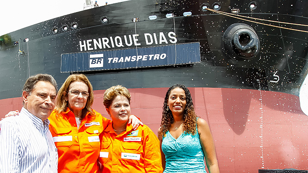 Presidenta Dilma Rousseff posa ao lado da presidente da Petrobras, Graa Foster, durante batismo do navio Henrique Dias, em Ipojuca (PE)