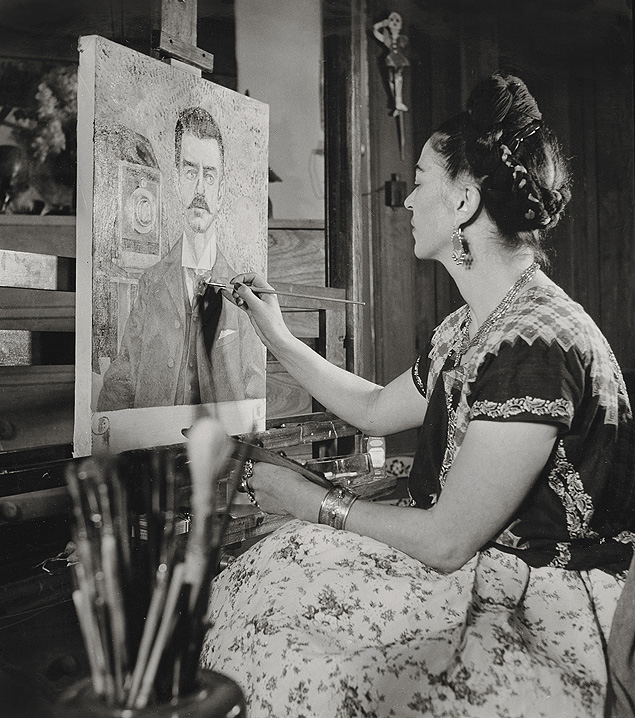 Frida Painting the Portrait of Her Father by Gisle Freund, 1951 Frida Kahlo Museum The Museum of Latin American Art (MOLAA) is honored to be the only West Coast venue for the exhibition Frida Kahlo, Her Photos, which presents over 200 images from Frida Kahlo&#146;s personal Casa Azul archive in Mexico City. The photos offer insight into Frida&#146;s daily life, showing her with family, friends and at work painting. They provide a stark contrast to the collective image of Kahlo that has been largely generated by her self-portraits. The exhibition is not intended to biographically chart Kahlo&#146;s life, but rather to explore how photography played an important role in shaping and documenting her personal experiences. ***DIREITOS RESERVADOS. NO PUBLICAR SEM AUTORIZAO DO DETENTOR DOS DIREITOS AUTORAIS E DE IMAGEM***
