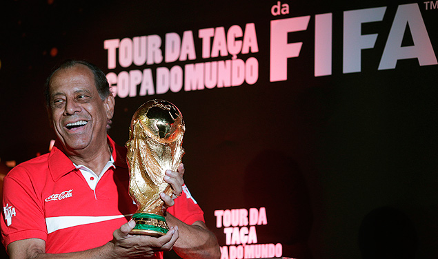 O ex-jogador Carlos Alberto Torres posa para foto com troféu no Maracanã