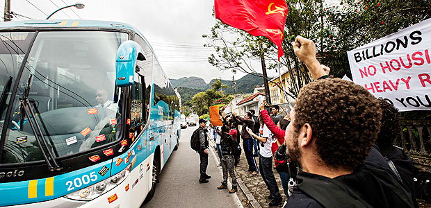 Manifestantes protestam na passagem do ônibus com jogadores da seleção para a Granja Comary