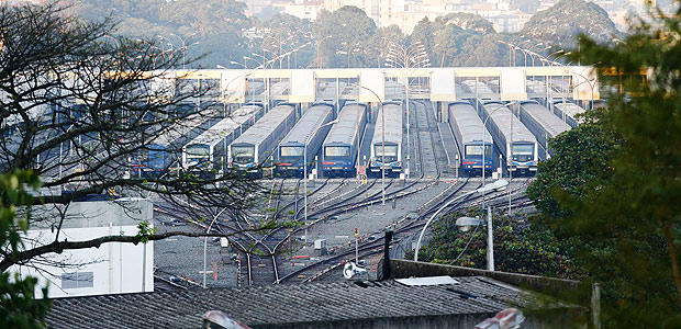 Trens do metr parados na estao Jabaquara; categoria ameaa parar na prxima tera-feira (1)