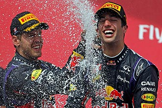 O tetracampeo Sebastian Vettel ( esquerda) e Daniel Ricciardo, ambos da Red Bull no pdio em Montreal