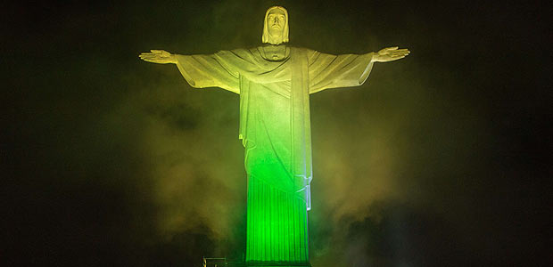 Esttua do Cristo Redentor iluminada com as cores do Brasil, no Rio