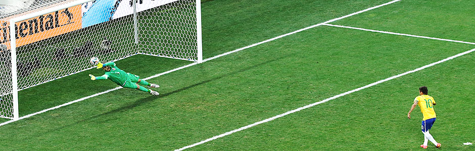 Imagem mostra exato momento em que o goleiro Pletikosa toca na bola, mas não impede o gol brasileiro após o pênalti batido por Neymar