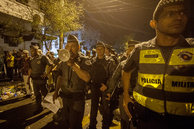 Policiais encerram festa na regio da Vila Madalena, na zona oeste de SP, durante a Copa