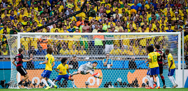 Thomas Muller abre a vitria da Alemanha por 7 a 1 na ltima partida da seleo contra o Brasil, na Copa de 2014
